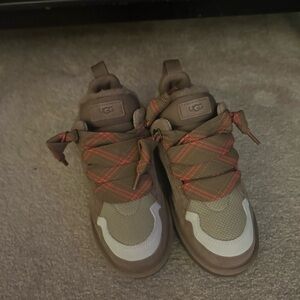 UGG Lowmel women’s size 9